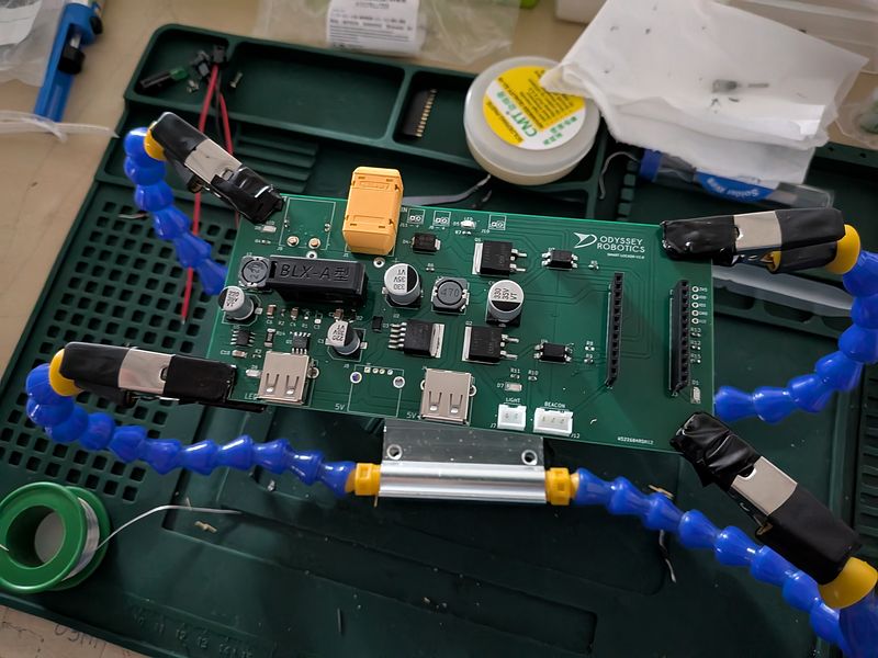 Placa electrónica de control de Odyssey Robotics en el banco de pruebas