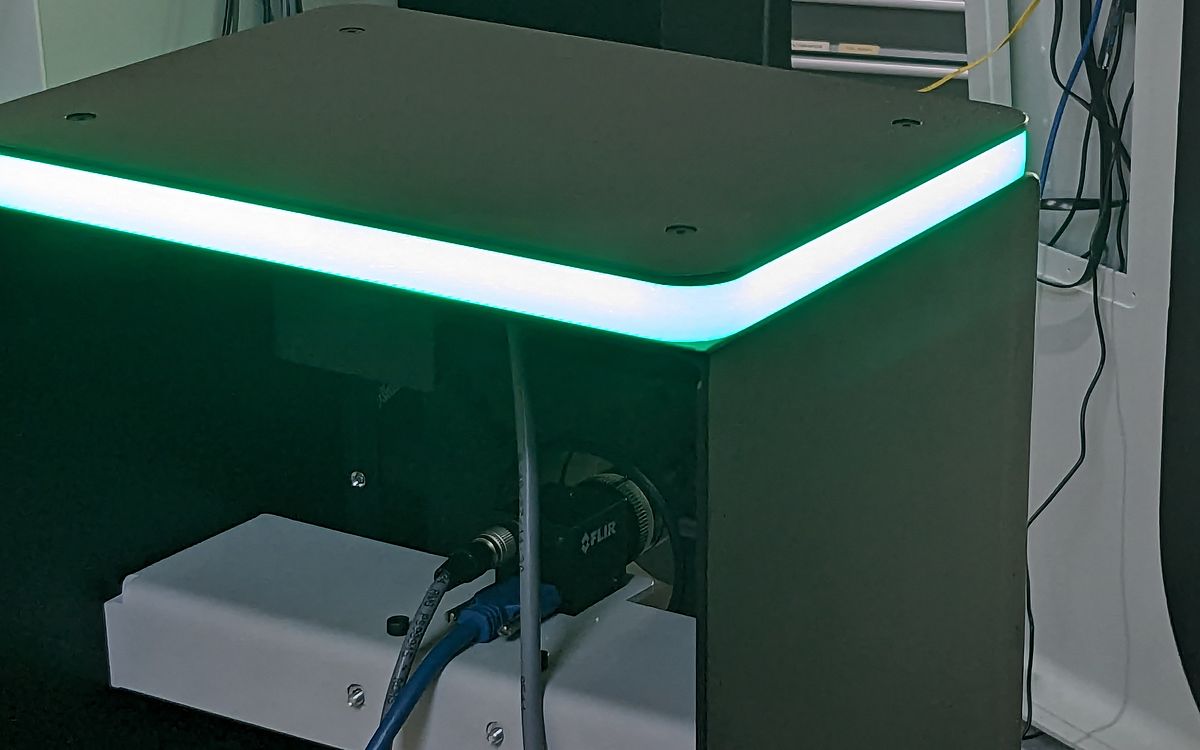 Estación de inspección con iluminación LED perimetral y cámara industrial integrada