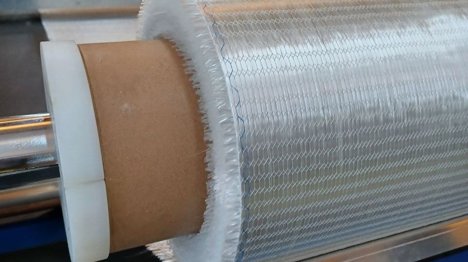 Rollo de tejido de fibra de vidrio sobre la máquina de rebobinado