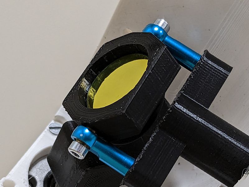 Utillaje impreso en 3D con filtro óptico montado sobre la muñeca de un robot